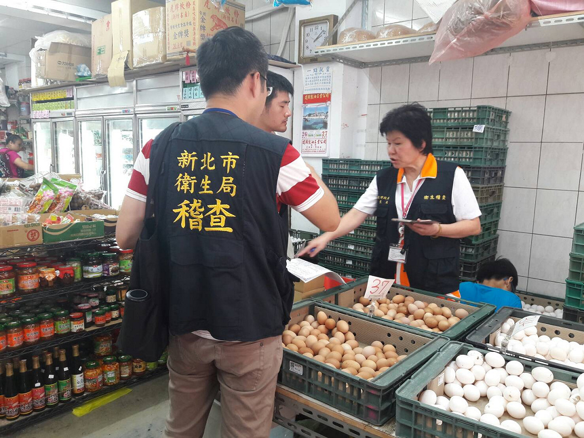針對農藥汙染雞蛋風暴持續延燒，新北市衛生局持續至各大賣場、餐飲店及雜貨店稽查雞蛋流向及下架情況。 圖：新北市衛生局/提供