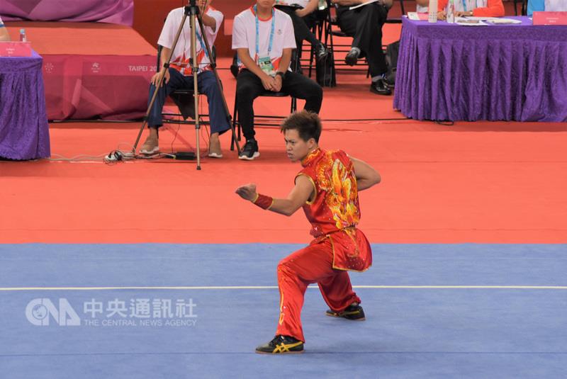 世大運武術29日在新竹縣體育館進行最後一天賽事，台灣武術好手許凱貴（前）在男子南拳／南棍全能賽中，以總合19.18分拿下金牌。 圖 : 中央社