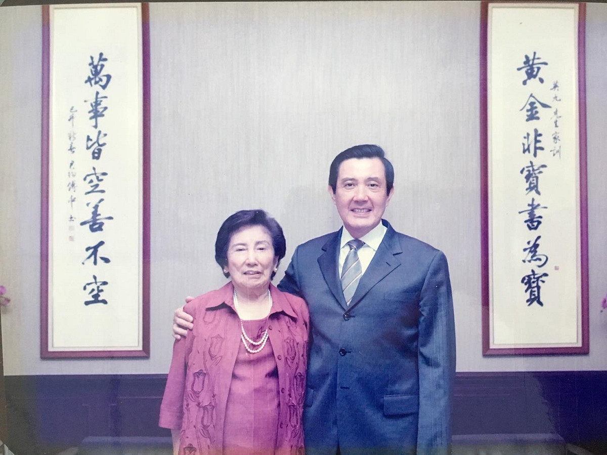 前總統馬英九與母親秦厚修合影。 圖：翻攝馬英九臉書