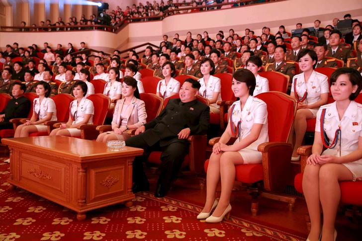 2015年10月19日，北韓中央通信社(KCNA)公布了這張沒有說明日期的照片。當時，金正恩(右三)與妻子李雪主（左四），一起觀賞慶祝北韓勞動黨建黨70周年的藝術演出。李雪主在和金正恩結婚前，也曾經是「銀河管弦樂團」紅極一時的歌手。 圖：達志影像／路透社資料照片