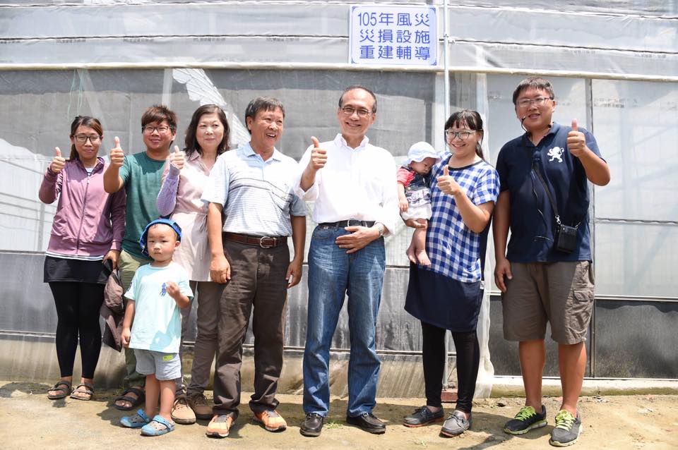 行政院長林全今（29）日前往雲林縣探視西螺鎮農民黃浚宏災損設施復建現況。 圖：行政院/提供