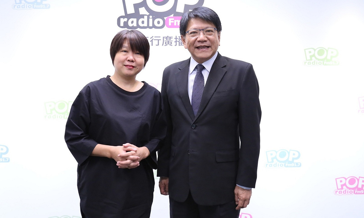 屏東縣長潘孟安（右）29日接受電台主持人黃光芹訪問時說，要於2025年達到非核家園目標有問題。 圖：林朝億/攝