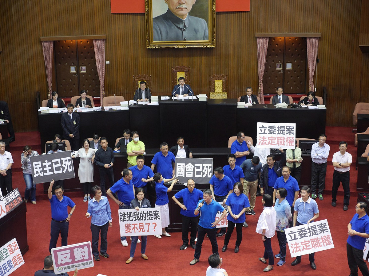 立法院29日下午召開臨時會繼續表決前瞻預算，國民黨團因不滿登記發言截止，再度上前抗議。 圖：黃韋銓/攝
