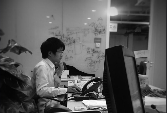 七成上班族有晚睡強迫症候群作息，有八成七的受訪者表示出現腸胃問題。 圖：取自flickr heiyo授權