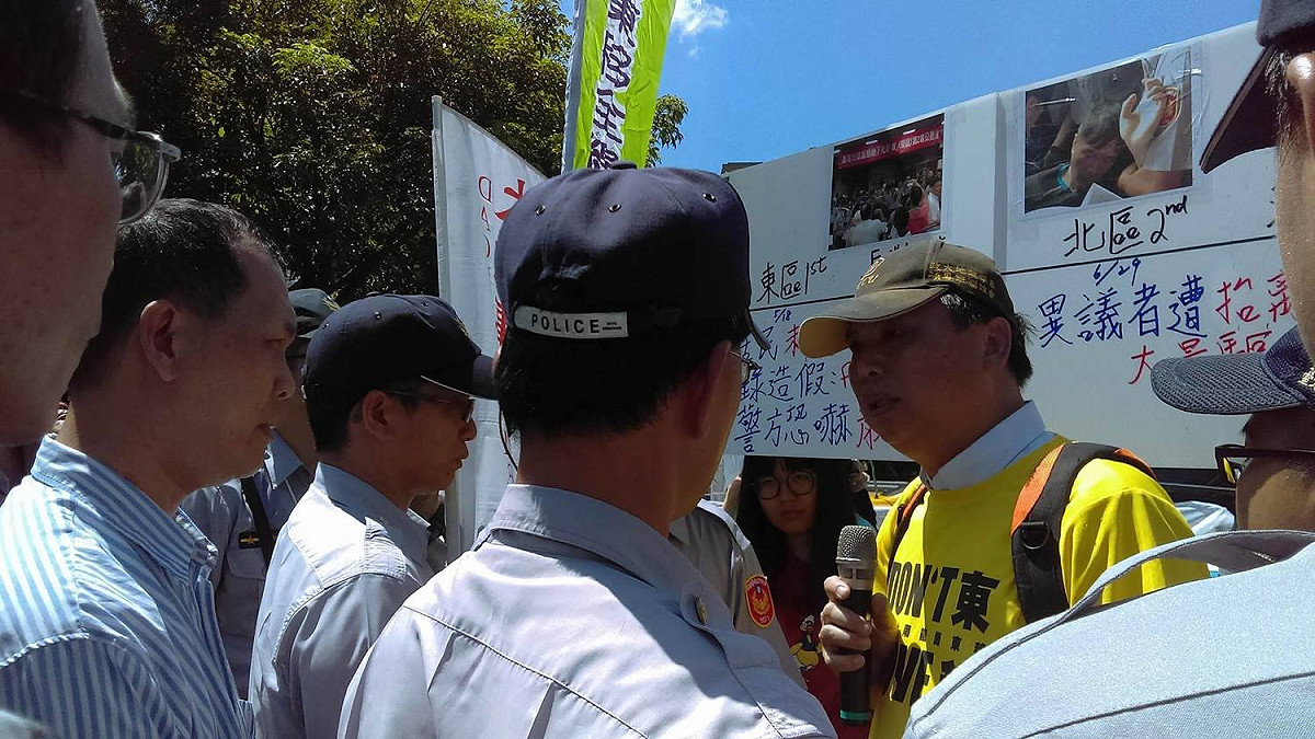 反南鐵東移的群眾到行政院前抗議，政院派出官員溝通。 圖 : 反南鐵東移自救會/提供