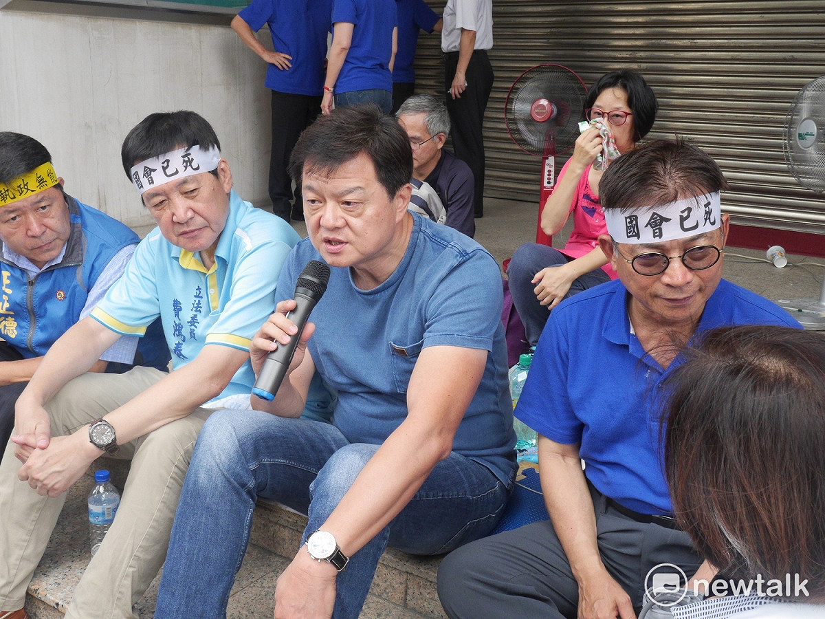 國民黨立委曾銘宗、費鴻泰、賴士葆不滿民進黨強行通過前瞻預算案，自昨（29）日晚間展開50小時的禁食抗議。被傳有意角逐新北市長選舉的前台北縣長周錫瑋，今天上午突然現身到場向藍委致敬。 圖：趙婉淳／攝