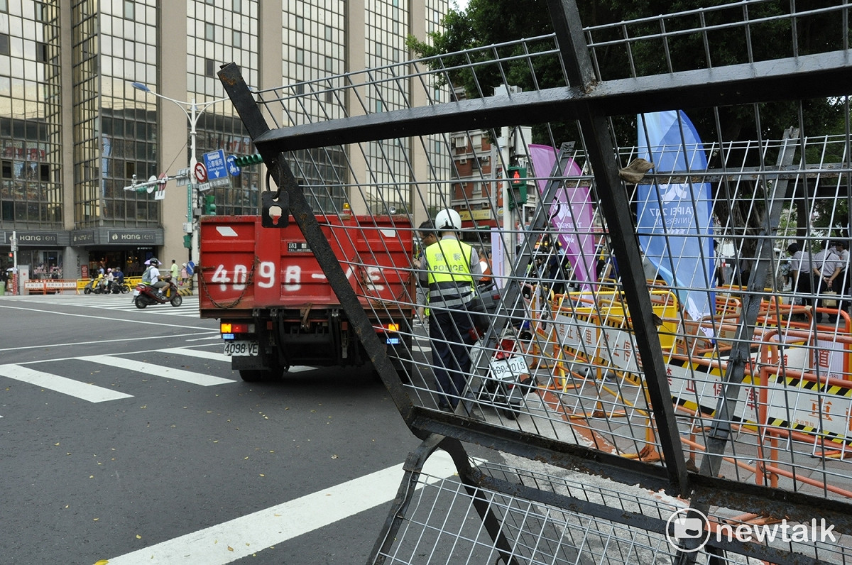 世大運周邊道路實施交通管制，開車族要避開管制區。 圖:陳香蘭／攝