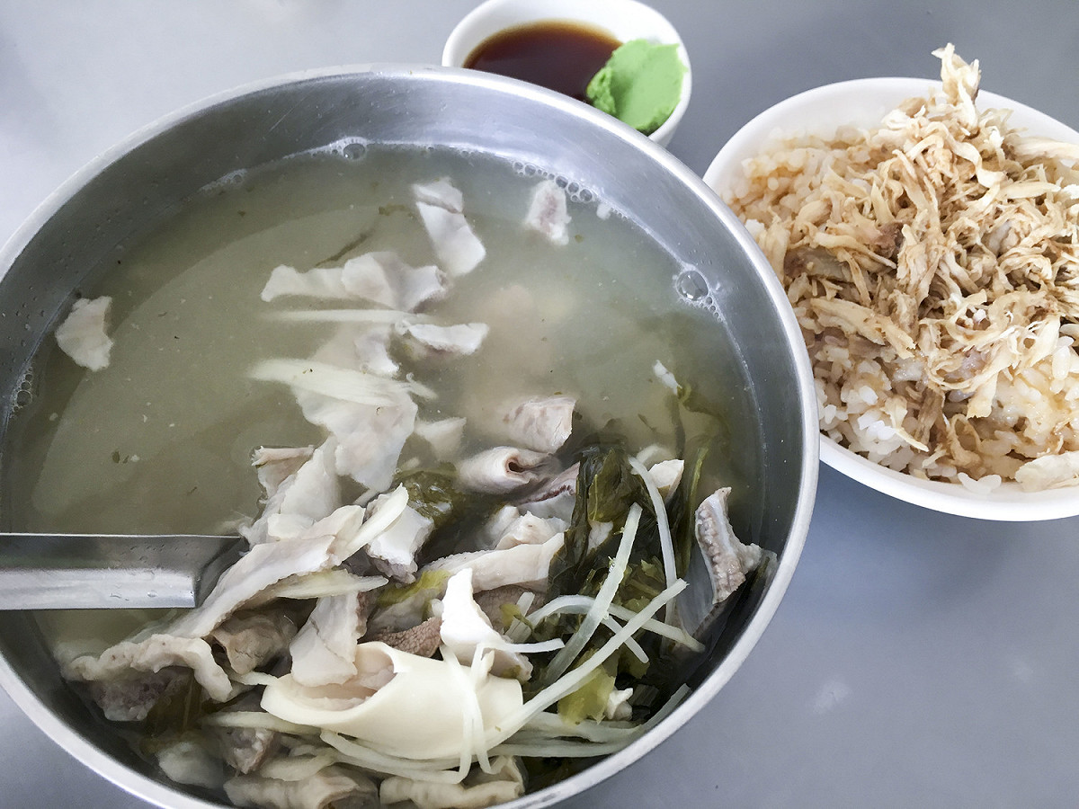一碗四十元的豬雜湯，料多味鮮，喝一碗就有雙足感(滿足與飽足)。 張大魯/攝影