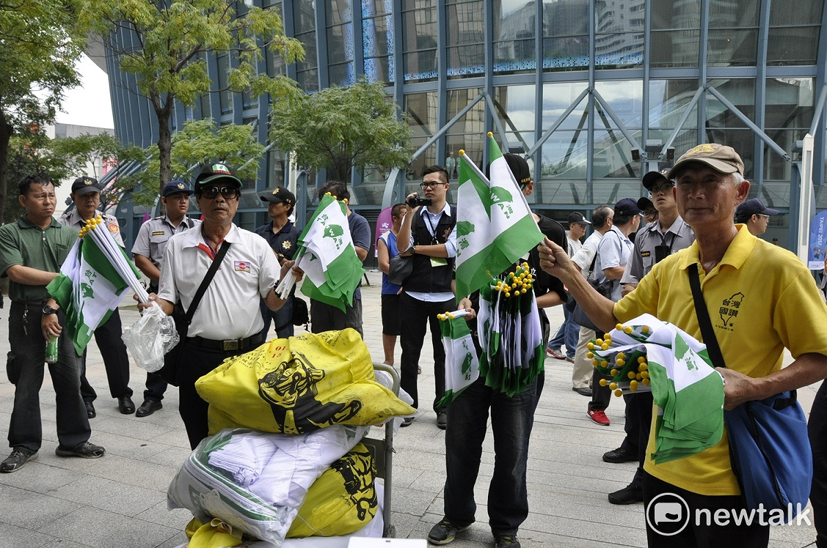 世大運選手優異表現，為了分享歡樂氣氛，台灣國成員在街頭發送旗子。 圖 : 陳香蘭／攝