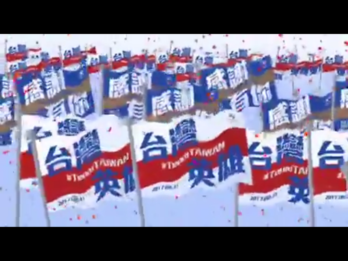「台灣英雄，感謝有你」，世大運結束後，馬上接著登場的這場大遊行，適逢蔡英文總統六十一歲生日，已經巧妙結合了體育和政治。站在凱達格蘭大道往前延伸而去，仁愛路四段另一頭的北市府，柯文哲遙望著遠處的總統府，對蔡幕僚的「割稻仔尾」神來之筆，不知內心作何感想，會不會又脫口而出罵著：「……」？ 圖：翻攝自蔡英文臉書