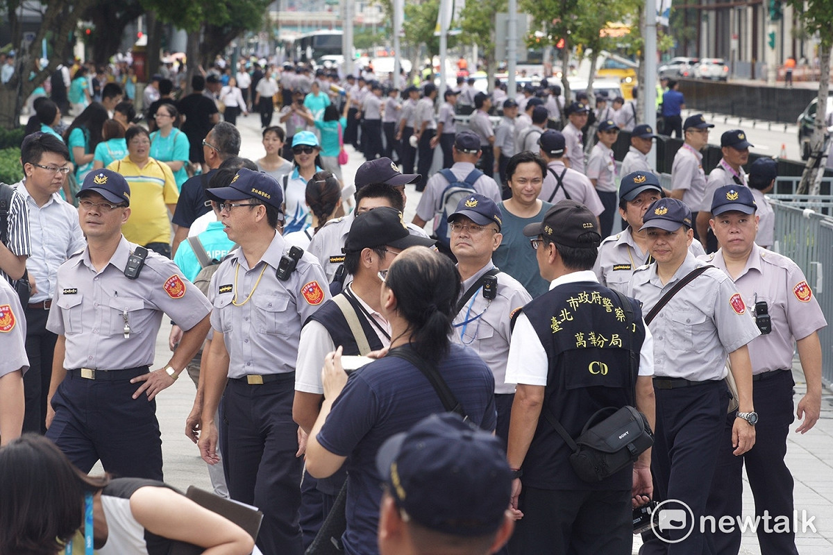 防止抗議團體世大運場外爆衝，警方保持與抗議團體寸步不離。 圖：常日豪／攝