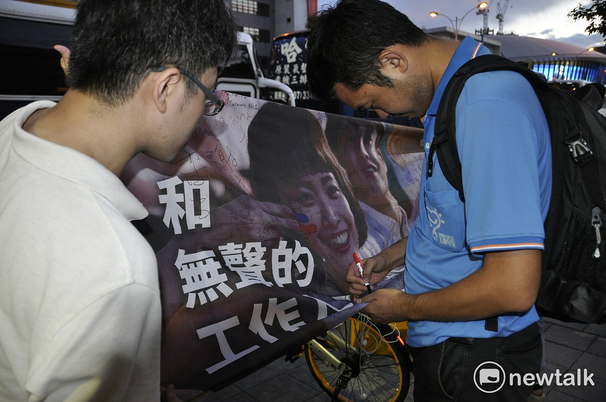 世大運選手拚出好成續，幕後無聲的工作人員的辛勞讓民眾感動。 圖:陳香蘭／攝
