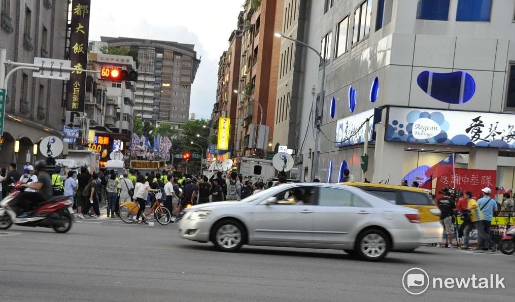 獨派團體與拔蔡團在街頭近距離叫囂對罵。 圖:陳香蘭／攝