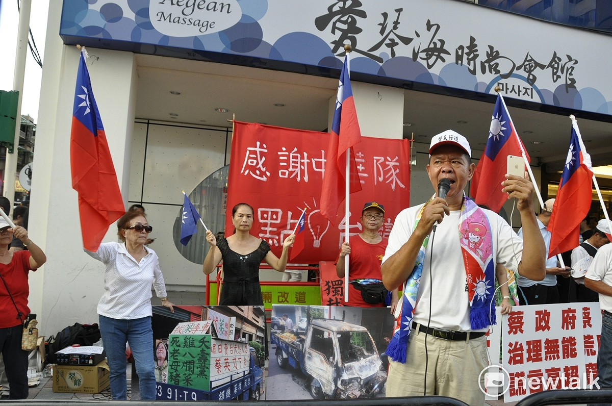 拔蔡團體，在徍上喊口號，言詞相當激烈。