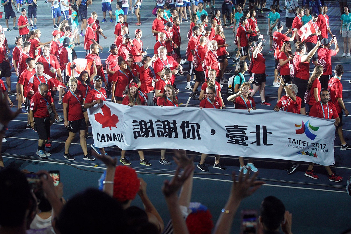 加拿大高舉「謝謝你 台北」布條。 圖 : 常日豪 / 攝