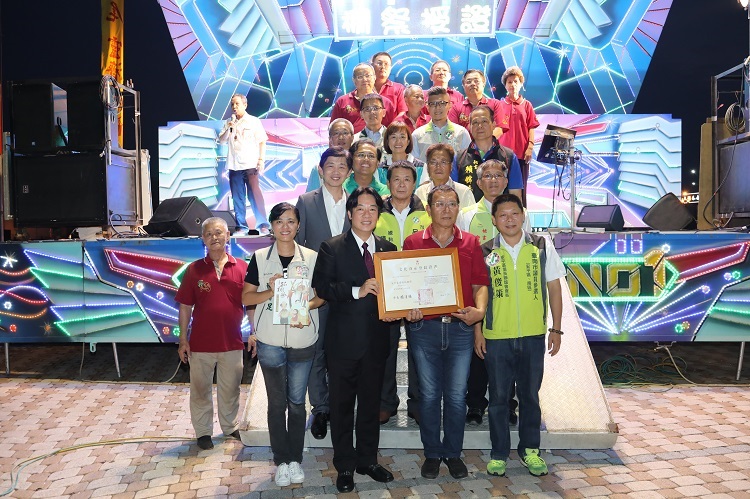 「安平靈濟殿孤棚祭」由台南市長賴清德親授市定民俗證書。
 圖：台南市政府/提供