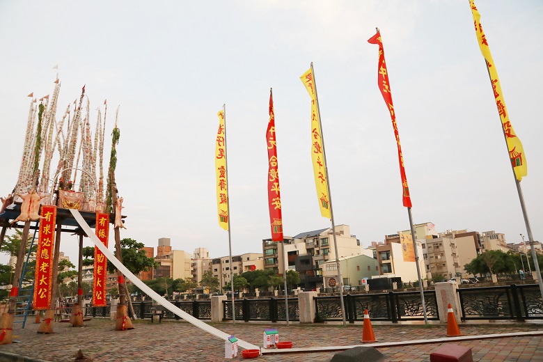 孤棚上立篙串形式普施孤魂，與運河連結之迎請水魂習俗，反映出風俗信仰的形成與在地生活。 圖：台南市政府/提供