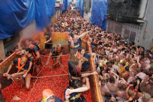 西班牙東部小鎮布尼奧爾（Bunol）年度「番茄大戰」（Tomatina）節慶活動30日登場。
 圖：翻攝維基百科/By Carlesboveserral
