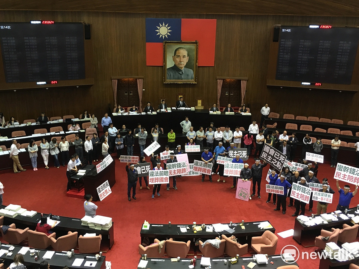 立法院首次在休會期間召開三次臨時會，31日凌晨三讀通過「前瞻基礎建設第一期特別預算案」。 圖：黃韋銓/攝