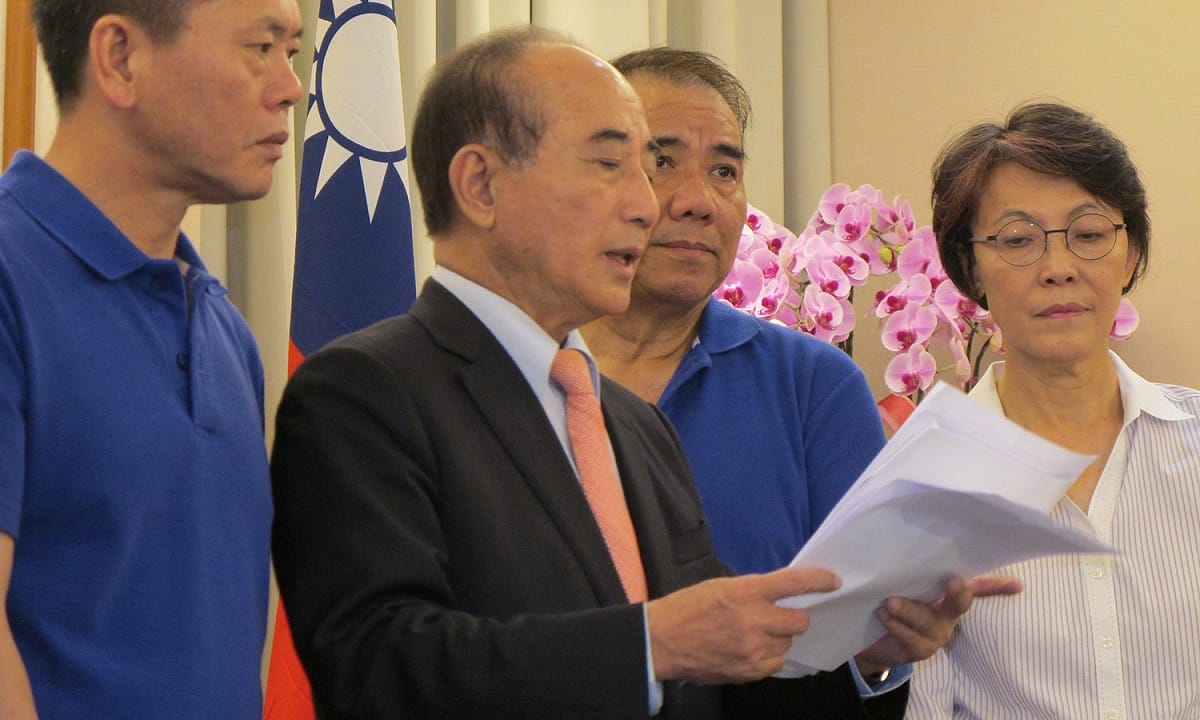 王金平(左2)表示，原則上可以看出來，國民黨要增加幾個執政縣市的可能性是有的，最主要指標還是在新北市，也正要登記初選，希望要參與領表、初選的人，都能理性、互相尊重，接受黨的初選機制做最後決定，決定後沒有贏的一方也能盡力協助，大家共同團結，讓國民黨能在新北市有勝選機會。 圖：林朝億/攝（新頭殼資料照）