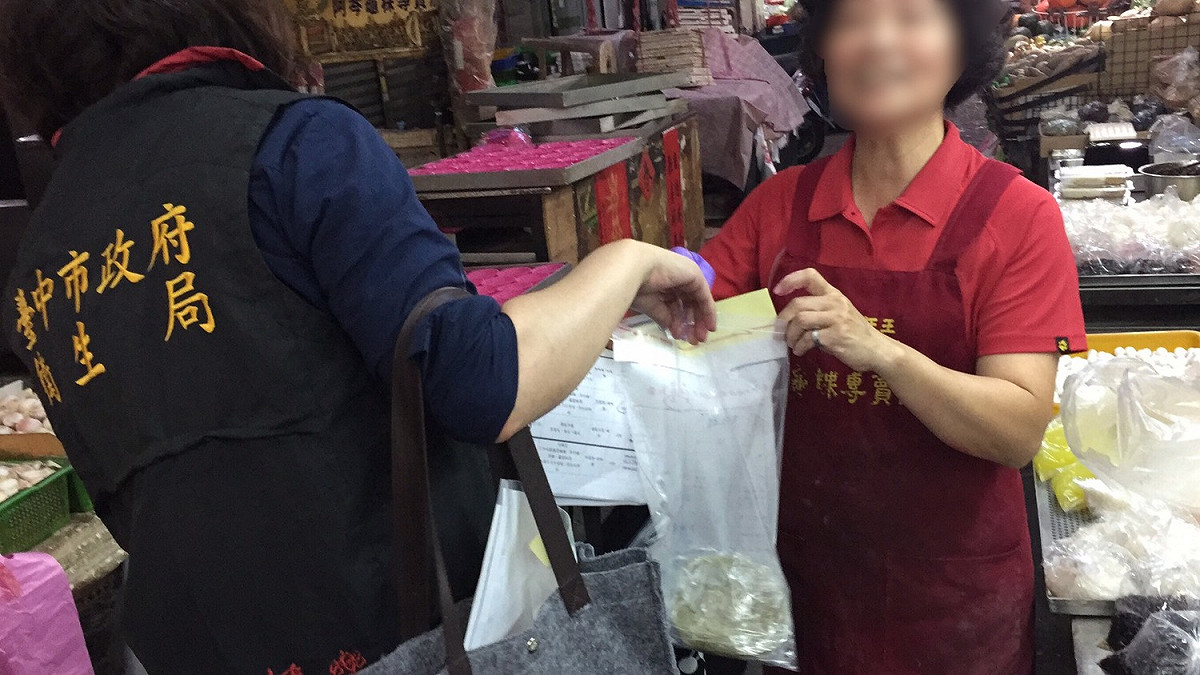西區「阿琴龜粿專賣店」的「草仔粿」驗出防腐劑-去水醋酸0.29g/kg，不符合規定。衛生局已勒令下架並追查其他源頭廠商商品流向。 圖：台中市衛生局提供
