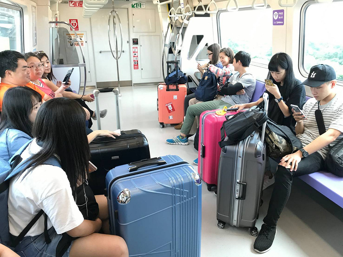 台灣高鐵今(31)天發出公告，為加強服務中、南部旅客清晨搭機出國或北上商務洽公需求，10月3日起，原每日清晨6時自左營站發車之車次編號200北上列車，將提前至5時50分發車，桃園機場將配合高鐵的早鳥時刻，讓民眾出國更便利。 圖：桃園捷運公司提供