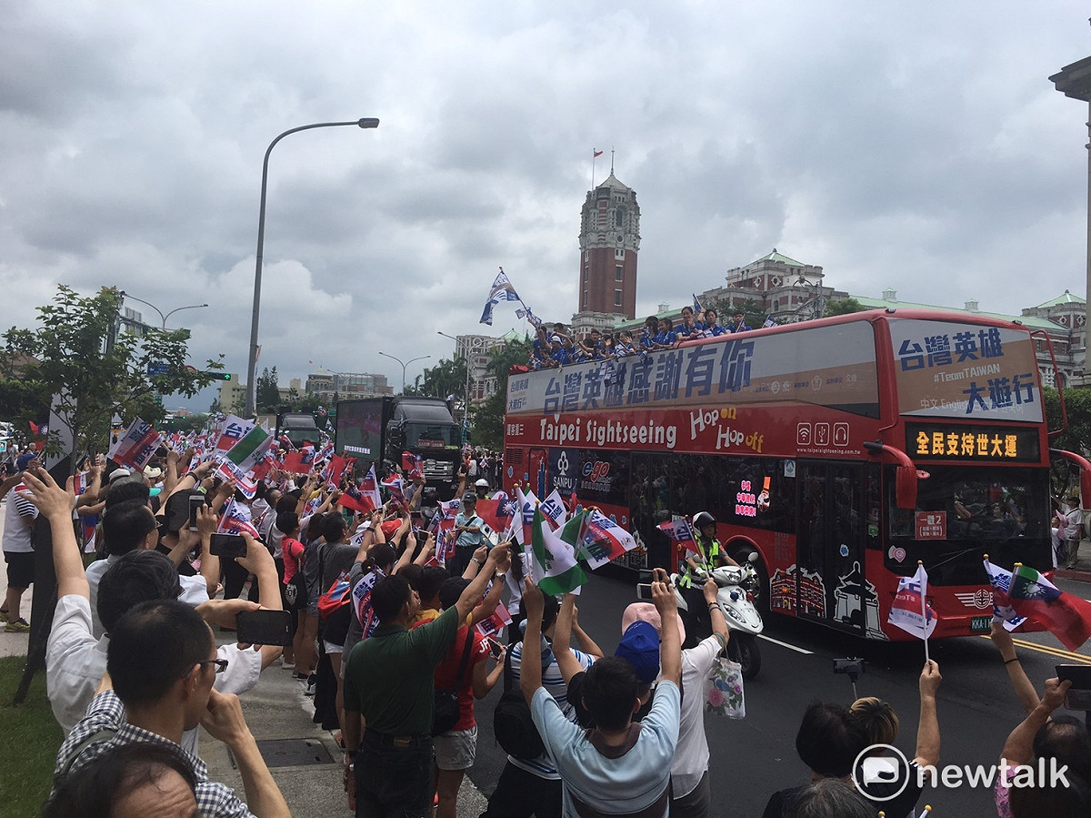 車隊從總統府前出發，民眾熱情揮舞旗幟歡迎。 圖 : 張正霖/攝