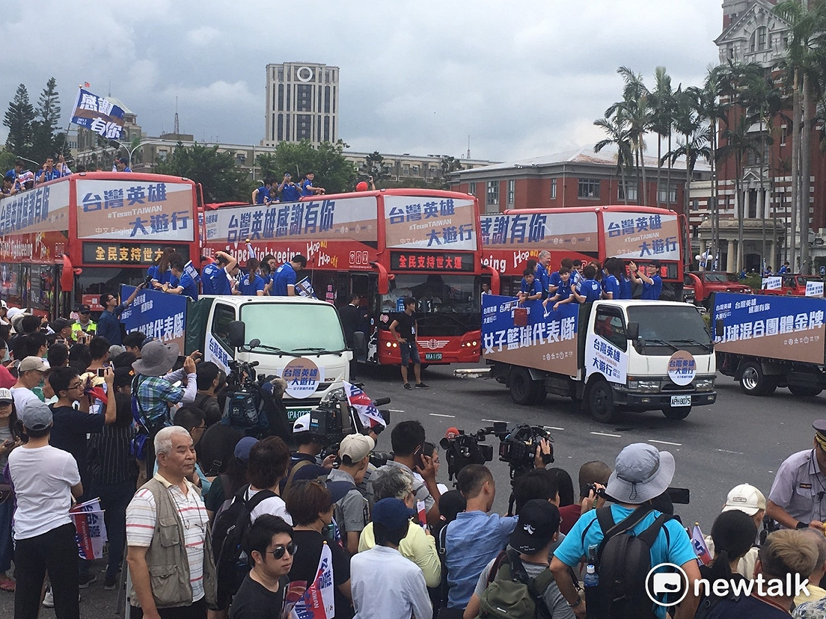 台灣英雄大遊行車隊出發，雙層觀光巴士特別吸睛。 圖 : 張正霖/攝
