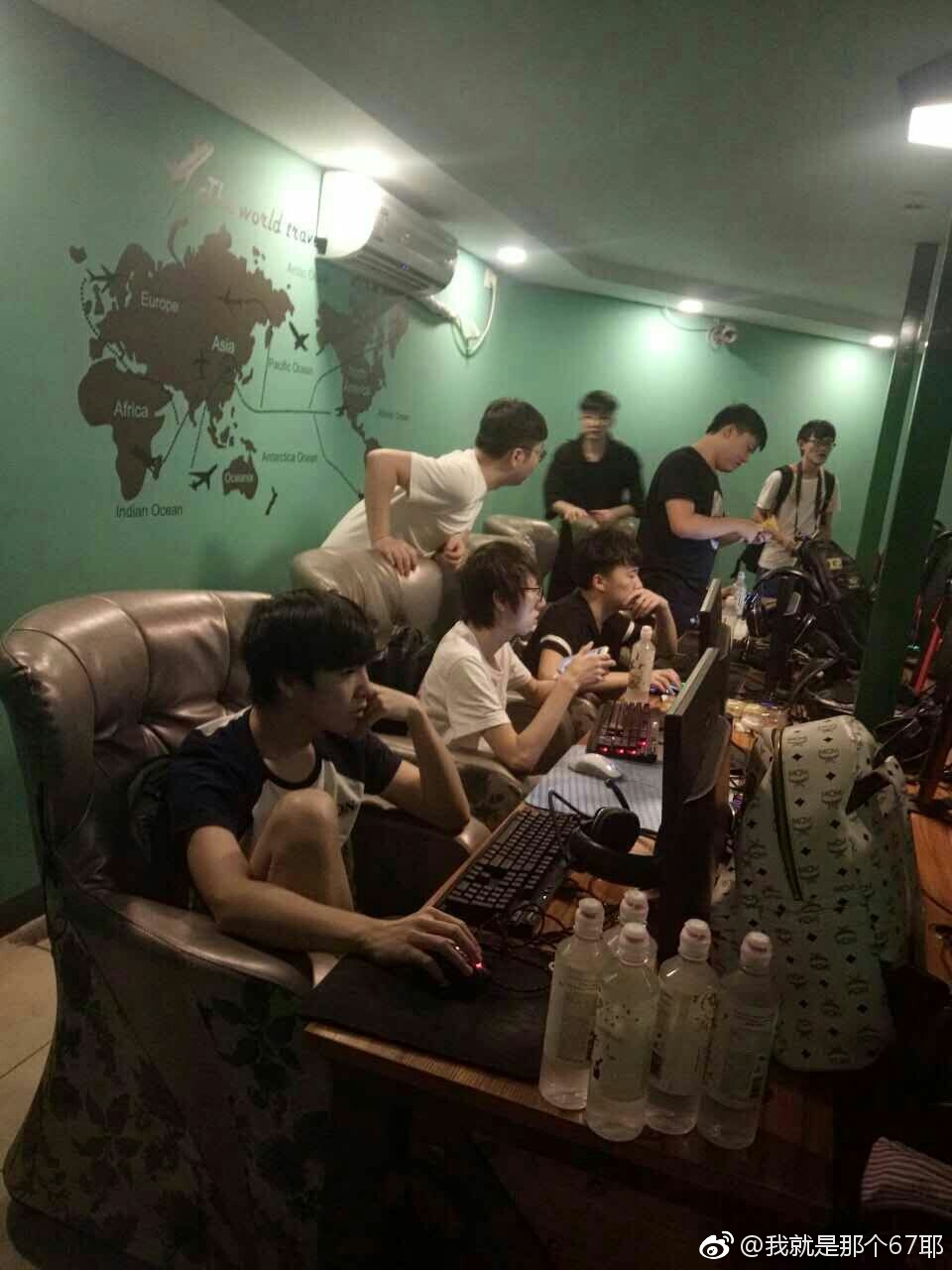 明（1）日《英雄聯盟》六周年慶典將在北京盛大展開，中國夏季冠軍也即將出爐，各大戰隊也齊聚北京準備一較高下，有幸運的玩家在網咖中巧遇RNG全體隊員。 圖：翻攝自 我就是那个67耶 微博