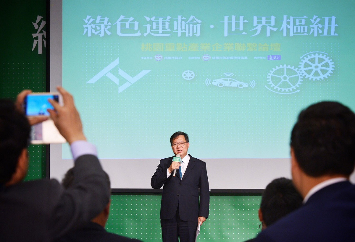 鄭文燦今在『綠色運輸．世界樞紐』桃園重點產業企業聯繫論壇中表示，未來無人車將規劃於「虎頭山物聯網創新基地」測試，也會研議規劃在既有道路進行測試。 桃園市政府/提供