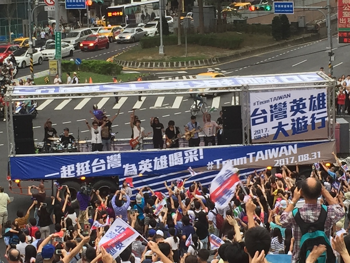 董事長樂團今天也加入遊行，為台灣 隊加油。 圖:常日豪／攝
