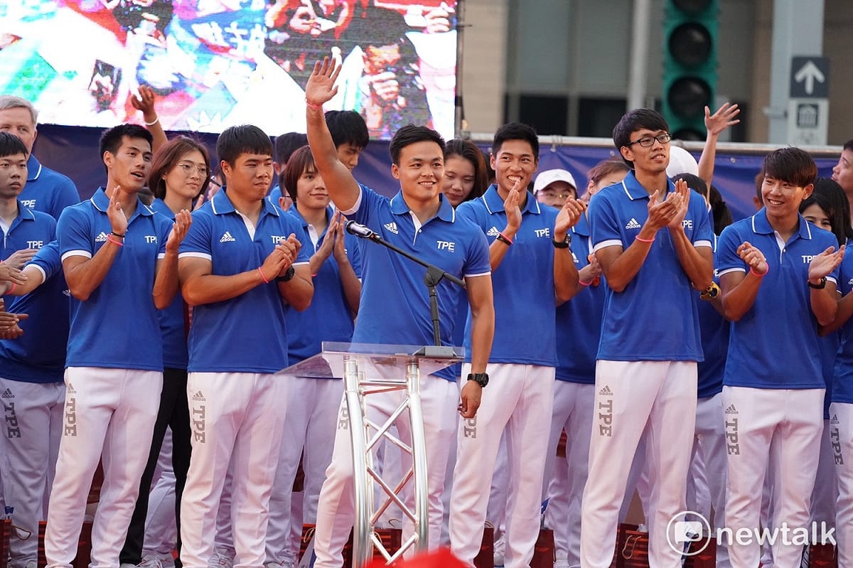 世大運台灣英雄晚會，選手們在台上向民眾揮手致意。 圖:張良一/攝
