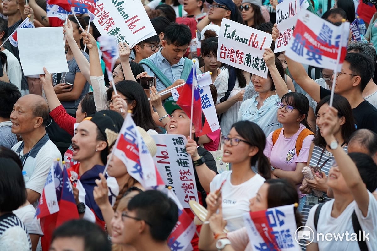 世大運台灣英雄晚會，熱情的民眾揮舞旗幟。 圖:張良一/攝