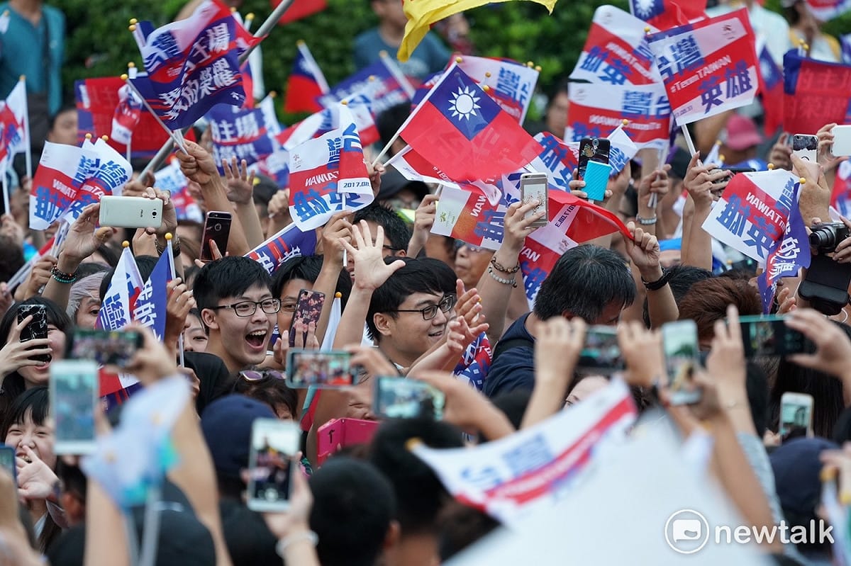 世大運台灣英雄晚會，熱情的民眾揮舞旗幟。 圖:張良一/攝