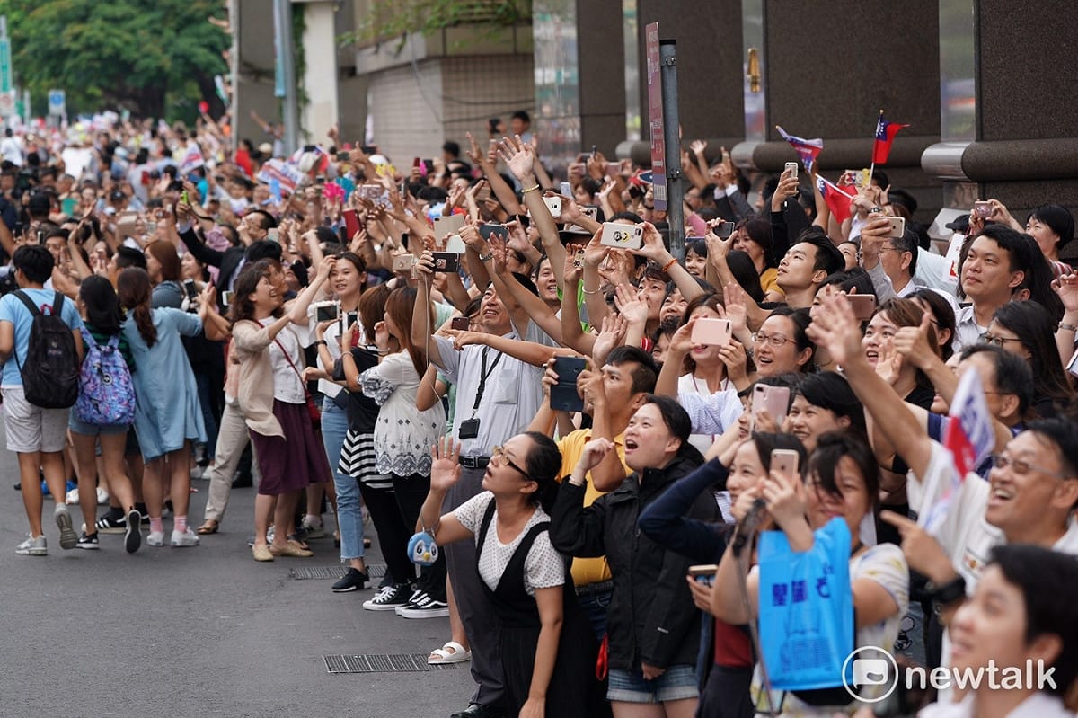今 (31) 日下午的世大運台灣英雄大遊行與晚會場面熱鬧，民眾紛紛對著選手拍照。 圖 : 張良一/攝