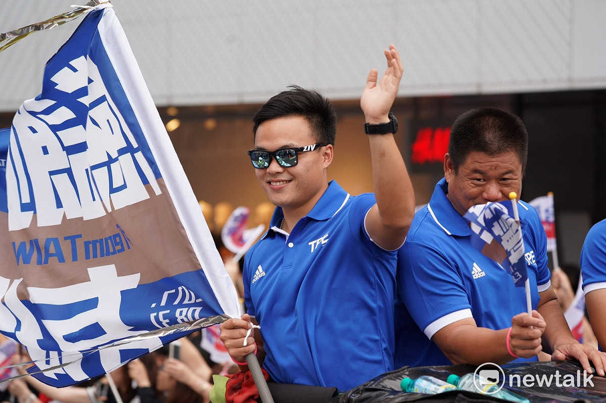 今 (31) 日下午的世大運台灣英雄大遊行與晚會場面熱鬧，遊行選手對民眾打招呼。 圖 : 張良一/攝