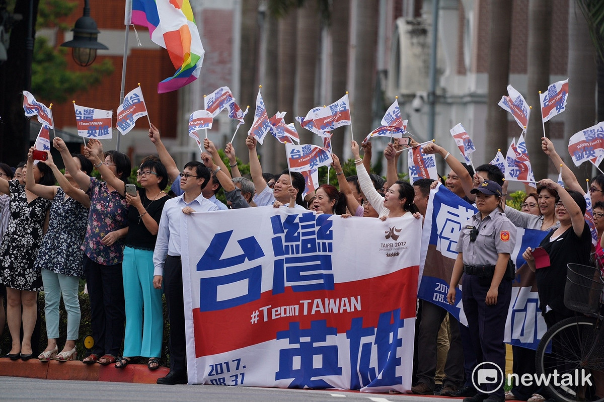 今 (31) 日下午的世大運台灣英雄大遊行與晚會場面熱鬧，民眾揮舞旗幟與標語。 圖 : 張良一/攝