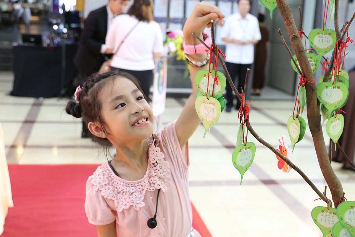 小朋友寫好祈願卡，繫在祈願樹上。 圖 : 靈鷲山佛教教團/提供