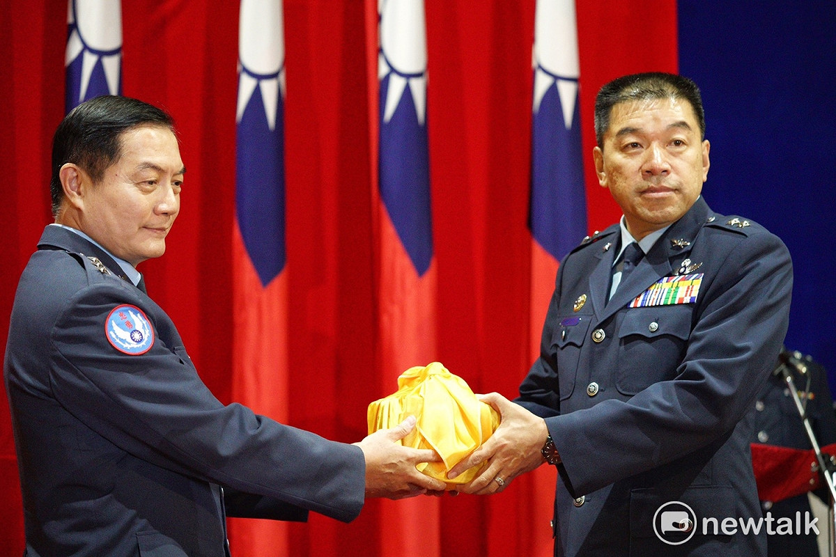 國防部空軍指出，因應敵情威脅與作戰需求，將「防空砲兵指揮部」與「防空飛彈指揮部」整併為「防空暨飛彈指揮部」，首任指揮官由現任空軍司令部參謀長范大維（圖右）擔任。 圖：常日豪/攝