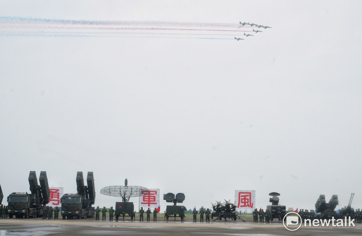 編成校閱典禮上，空軍也出動雷虎特技小組進行飛行表演，以機尾噴出的彩煙點天空，氣勢十足。 圖：常日豪/攝