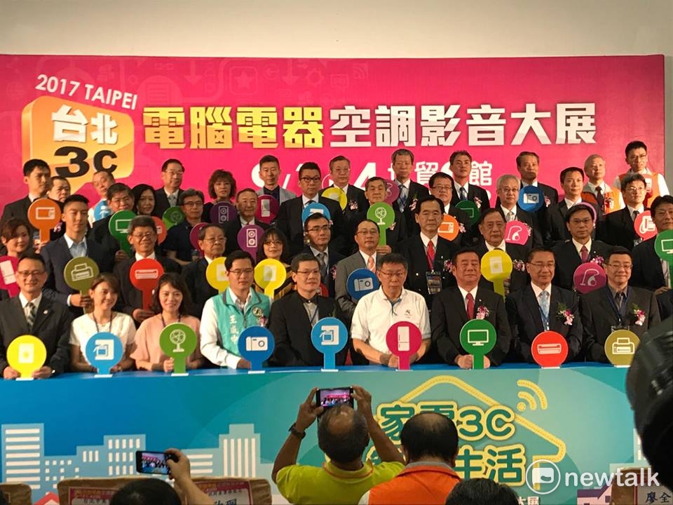 傳出世大運功臣市府秘書長兼世大運執行長蘇麗瓊與台北市體育局長鄭芳梵將離職，台北市長柯文哲（前排右4）今日證實，鄭芳梵有跟他提過，至於蘇麗瓊則沒有。 圖 : 周煊惠/攝
