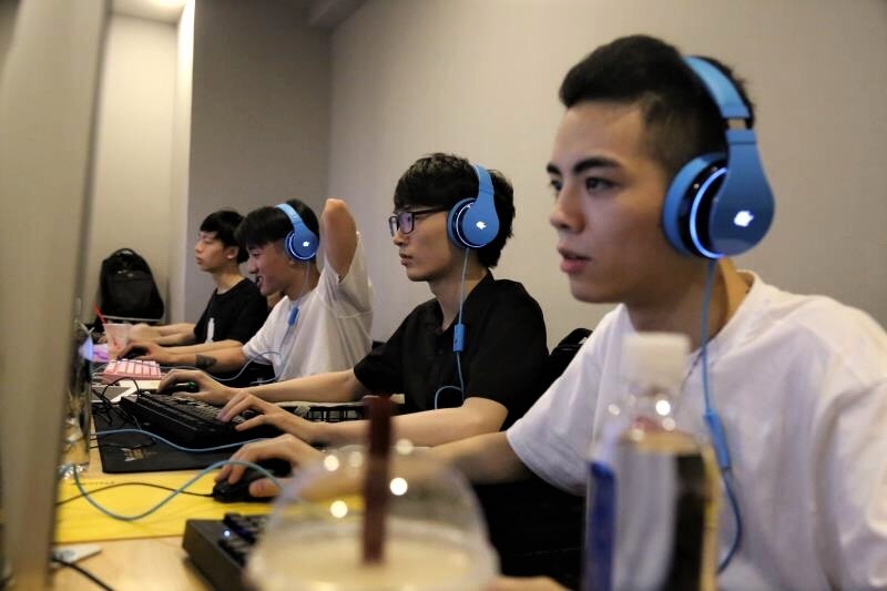 OMG的隊員在網咖中團練。 圖：翻攝自 OMG 官方微博