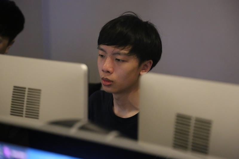 休賽季轉會市場逐漸進入尾聲，但仍有不少知名選手尚未找到下家，面臨明年春季賽是否休戰的抉擇，其中一位就是LPL明星AD選手Smlz。 圖：翻攝自 OMG 官方微博