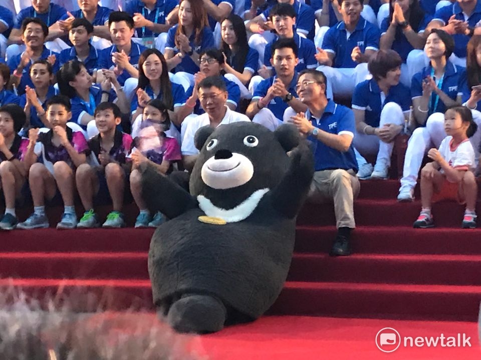 台北世大運甫圓滿落幕，世大運吉祥物「熊讚」也失業了，經台北市就業服務站媒合，目前可能落腳於動物園。柯文哲今（2）天受訪時笑說，北市府會做專案處理。 圖 : 周煊惠／攝