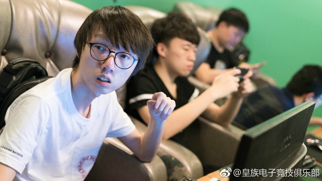 RNG也在網咖中進行訓練，照片中的是RNG打野選手Mlxg。 圖：翻攝自 RNG 官方微博