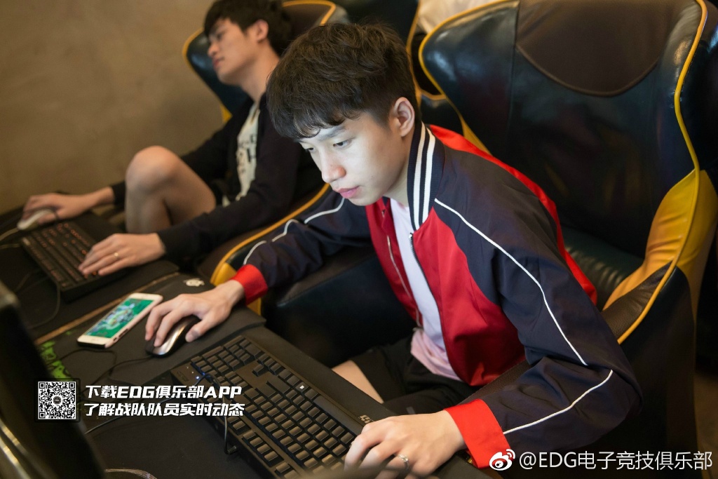 EDG的打野選手clearlove7專注於訓練。 圖：翻攝自 EDG 官方微博