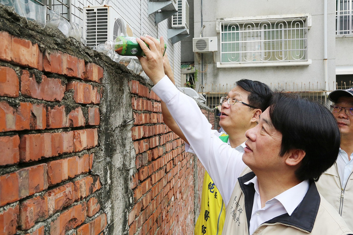 台南市長賴清德31日親自率領市府登革熱防治中心、環保局、中西區衛生所、中西區區長、五妃里里長等團隊會同嘉南農田水利會實地稽查中西區五妃里 圖：台南市政府提供