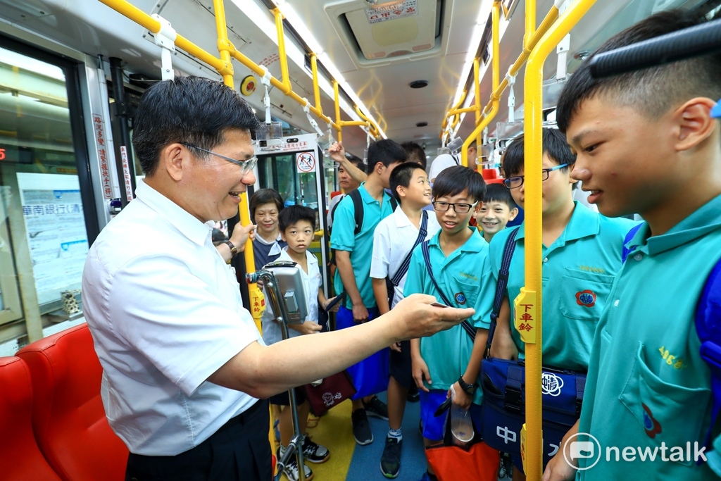 台中市長林佳龍今天搭公車前往清水國中，在公車上與學生互動，藉以說明優化公車獲得市民肯定。 圖：台中市政府/提供