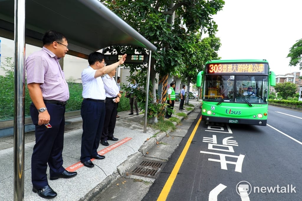 台中市長林佳龍今天搭公車前往清水國中。 圖：台中市政府/提供