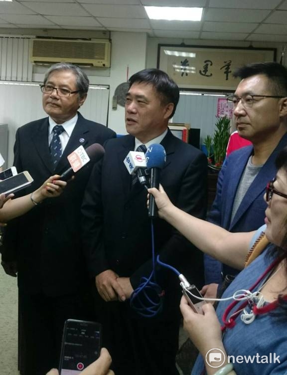 國民黨副主席郝龍斌（中）受訪時強調，只要國民黨推出市長人選，民調一定會起來。但在一旁的熱門人選立委江啟臣（右）未就市長選舉議題發言。 圖：唐復年/攝